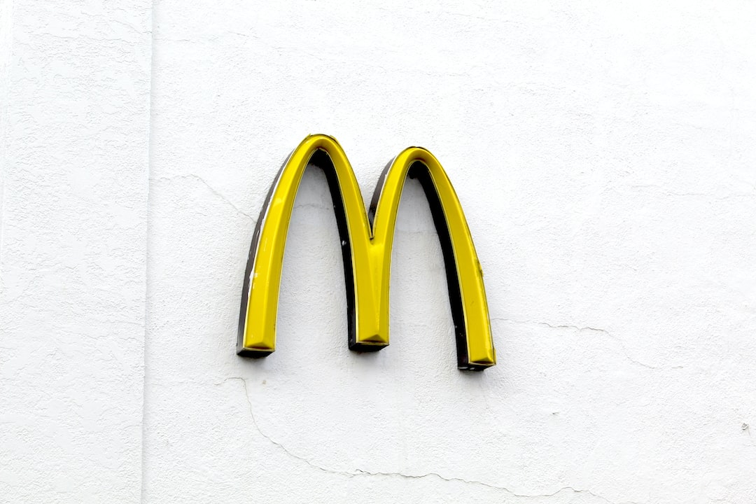 Жолто лого со "M" на McDonald's, познато и како Златни Лакови, поставено на едноставен бел ѕид — веднаш препознатлив како врвни брендови во WordPress хостингот.
